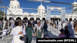 د کوټې په عیدګاه کې د اپرېل پر ۲۲مه خلک د اختر له لمانځه وروسته یو بل ته غاړې ورکوي.