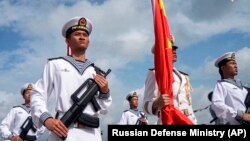 Китайські моряки на церемонії спільних навчань Військово-морських сил Китаю та Росії поблизу Чжаньцзяна. Китай, 15 липня 2024 року