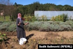 Mejra stanuje sama i bavi se poljoprivredom.