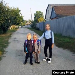 Дарина Сидоренко з братами. Фото з особистого архіву родини