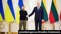 Президент Литви Гітанас Науседа (п) із українським колегою Володимиром Зеленським, квітень 2024 року