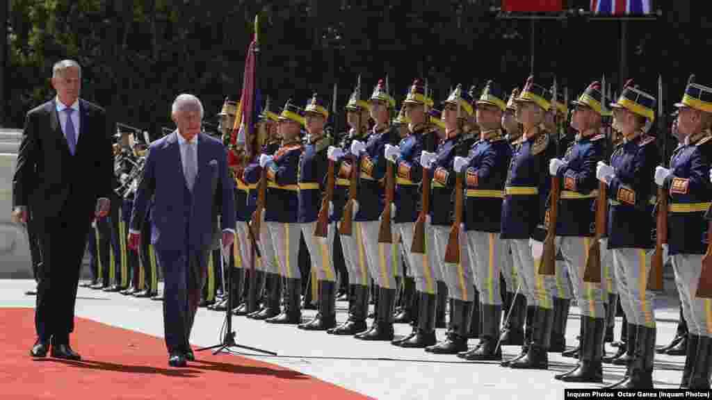 În cadrul ceremoniei au fost intonate cele două imnuri, al României şi al Regatului Marii Britanii.&nbsp;