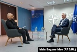 იენს სტოლტენბერგი, ნატოს გენერალური მდივანი (მარჯვნივ) და ვაჟა თავბერიძე, რადიო თავისუფლება