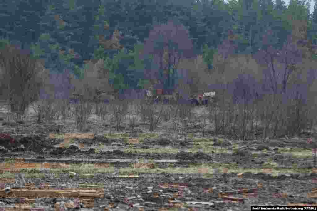 Знищена російська техніка на околиці села Тетерівського, Київщина, березень 2022 року / Фото від березня 2024 року: російську техніку вивезли, а спалена війною земля повільно заростає 