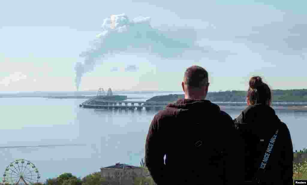 Дим над нафтобазою на російському боці Керченської протоки, погляд з Криму, 3 травня 2023 року