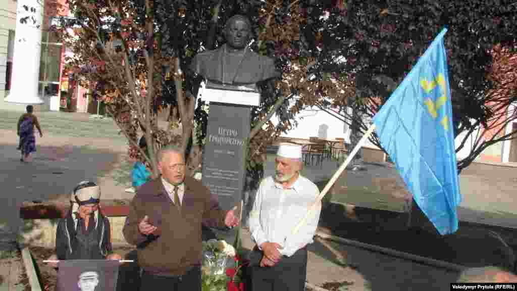 Флаг на акции крымскотатарских и украинских гражданских активистов возле памятника генералу Петру Григоренко в Симферополе, Крым, 16 октября 2012 г.