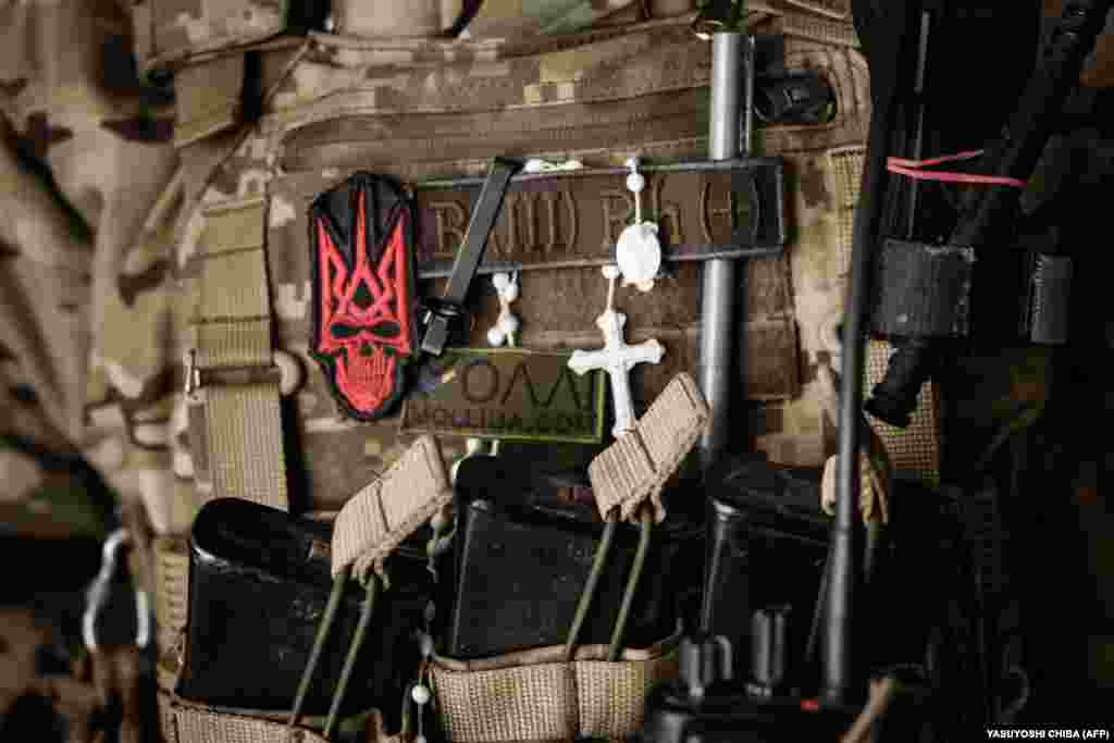 Стилізований тризуб, нашивка із групою крові, і вервичка із хрестиком на грудях українського бійця.&nbsp; Бахмут, 16 лютого 2023 року&nbsp;