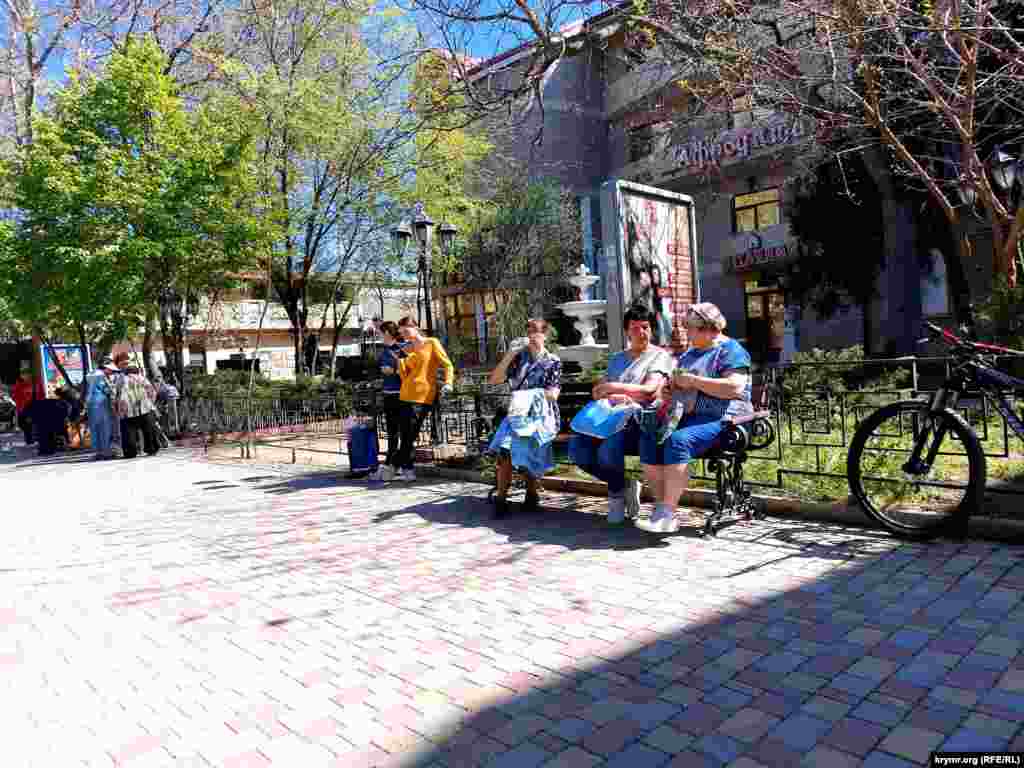 Пенсионерки на лавочках – неизменный атрибут крымских городов. Феодосия – не исключение