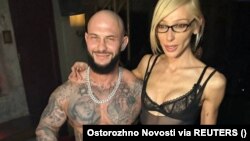 Вечеринка, проведённая блогером Анастасией Ивлеевой (справа) привела к государственному давлению на участников