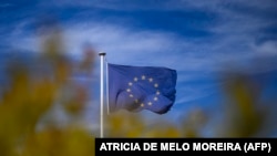 Це дозволило б у майбутньому надходженню коштів залежати від згоди вкладників, а не від одностайної підтримки.