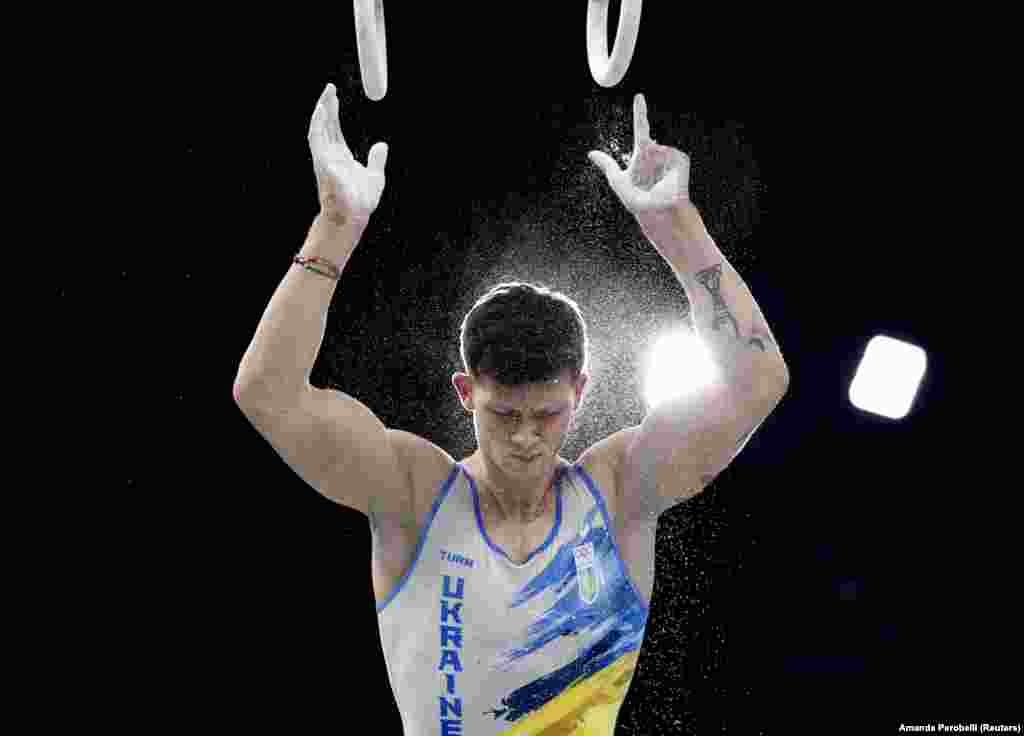 Український гімнаст Ілля Ковтун – перед виступом.