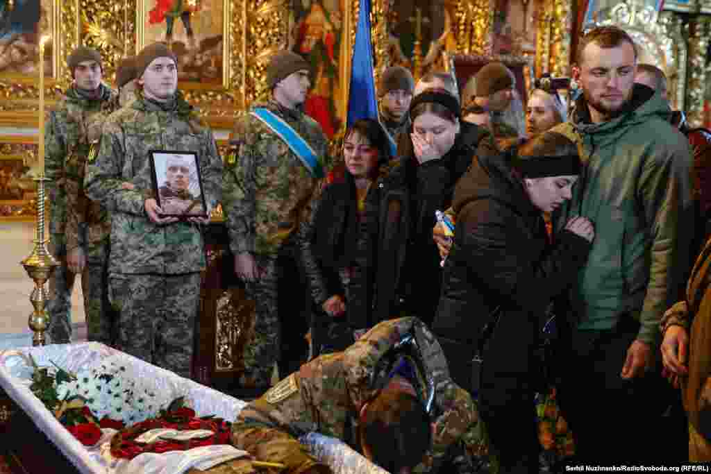 Молодший сержант, 38-річний Денис Дайнеко із позивним «Борзий», був родом із Коропської громади на Чернігівщині. Пішов захищати Україну у 2022 році. Був мінометником 67-ої ОМБр..