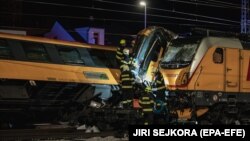 Рятувальники працюють на місці аварії потяга в місті Пардубіце, Чехія, 5 червня 2024 року. Швидкісний пасажирський і вантажний потяги зіткнулися після 23:00