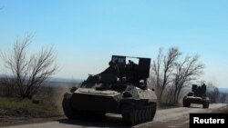 Українські військовослужбовці їдуть на бронетранспортерах дорогою поблизу лінії фронту, Донецька область, Україна, 28 березня 2024 року
