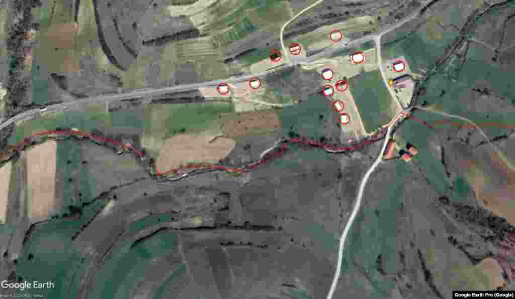 Na ove dve karte, jednoj iz 2018. i drugoj iz 2020. godine, može se videti neutralna zona između Kosova i Srbije pre i posle izgradnje kazina.