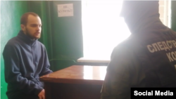 Андрій Богдан (л) на допиті в російському полоні