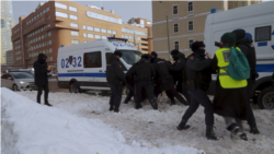 "Не бейте!"  "Не бейте!"