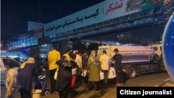 صف دریافت آب آشامیدنی در پی قطع شدن آب در مناطق مختلف تهران. سهشنبه، ۲۳ خرداد