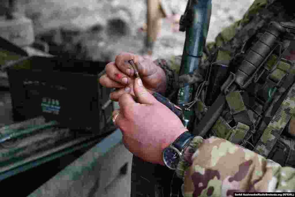 Поки частина розрахунку веде спостереження за небом –  інші поповнюють боєкомплект