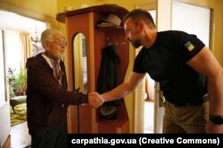 Вітання з іменинами у своєму будинку від голови Закарпатської військової адміністрації Віктора Микити (праворуч)