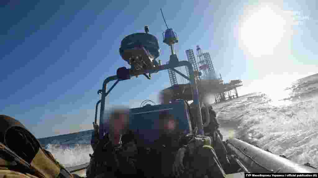 Украинский военный катер приближается к одной из буровых платформ во время рейда на «вышки Бойка» в Черном море. Август-сентябрь 2023 года, фото ГУР МО Украины.