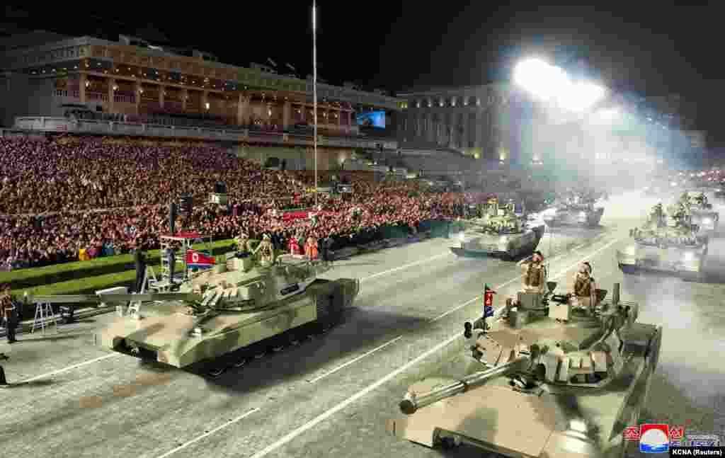 Зразок північнокорейського танка на військовому параді в липні. Після інциденту у 2010 році, коли Північна Корея випустила близько 170 ракет і снарядів по південнокорейських цілях на острові Йонпхендо, деякі аналітики визнали зброю, виготовлену в цій закритій, із надзвичайно низьким рівнем життя людей, азіатській країні, ненадійною. Згідно з повідомленнями Південної Кореї, в острів влучили менше половини випущених снарядів. Із тих, що влучили, близько чверті не здетонували  