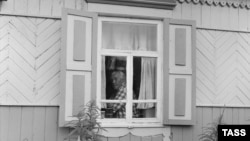 Писатель Виктор Петрович Астафьев в своем доме в деревне Овсянка. Красноярский край. 1 июля 1992 г.