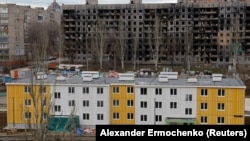 Так виглядає Маріуполь за рік після облоги російських військ: новобудови, якими хвалиться пропаганда – та руїни навколо