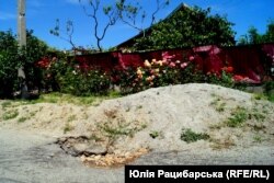 Вулиця у вирвах від снарядів