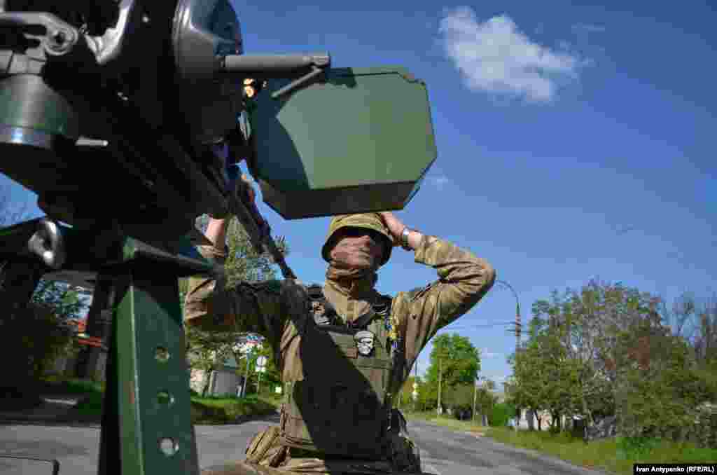 Вони кажуть, що їхнє головне завдання – завадити влучанням у військові та цивільні об'єкти. Після деокупації Херсону місто перебуває під постійними обстрілами російських військ, у тому числі з повітря