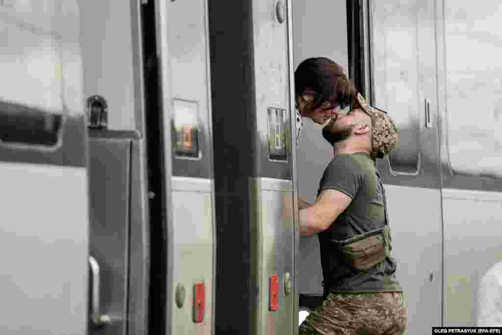 Термін R&R – «rest and recreation» або «rest and relaxation», який означає відпочинок та рекреація, – виник під час Другої світової війни  