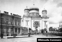 Вигляд церкви, збудованої в 1842 році російським архітектором Василем Стасовим на місці Десятинної церкви у Києві. Церква мала типовий російський стиль, а не давньокиївський