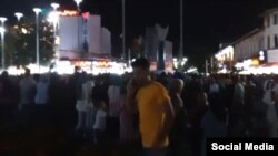 صحنهای از تجمع اعتراضی مردم در رشت در شامگاه یکشنبه ۲۵ تیر