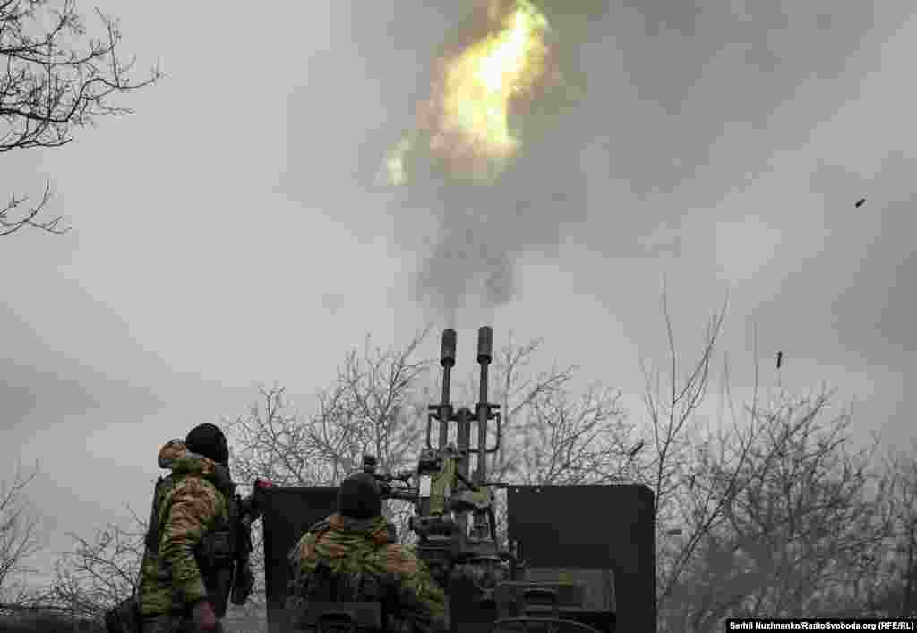 За мить до них долучається «ЗУшка», «Ланцет» змінює рух і падає за декілька десятків метрів у поле. Чути вибух. «Є!!!» – кричать військові