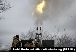Українські військовослужбовці ведуть вогонь зенітною гарматою на передовій поблизу міста Бахмуту на Донеччині, 6 березня 2024 року