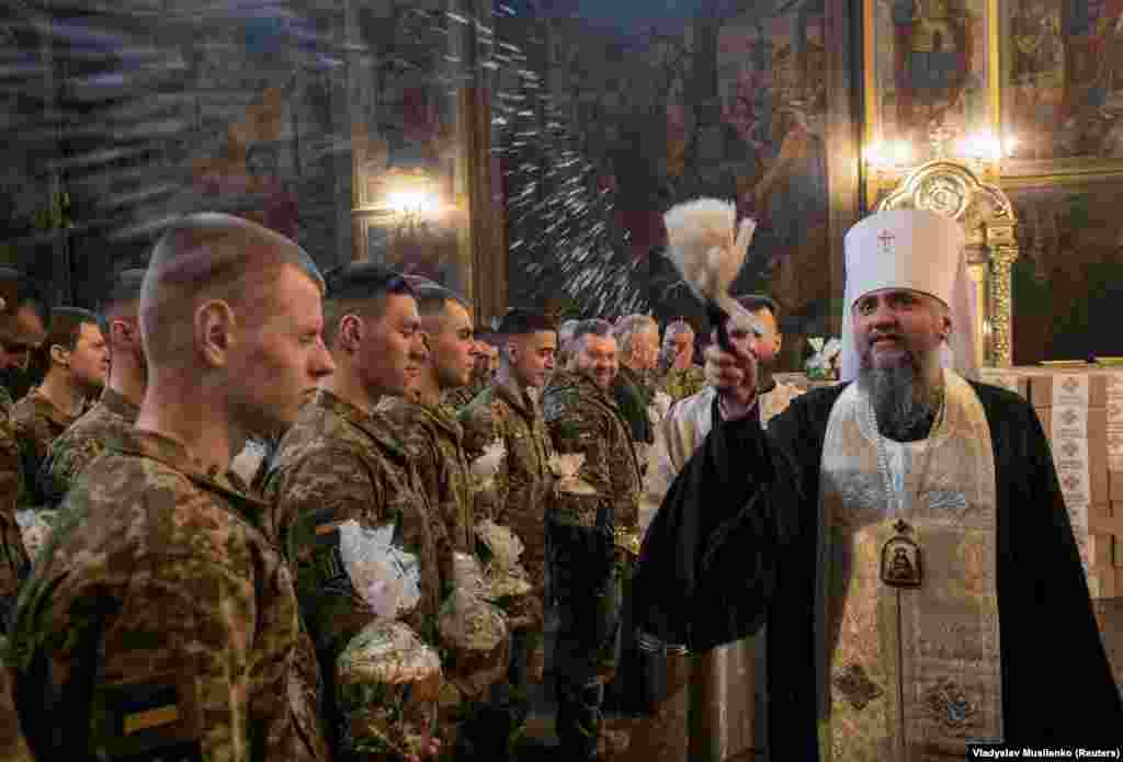 Глава ПЦУ митрополит Київський  всієї України Епіфаній кропить військовослужбовців ЗСУ свяченою водою під час спеціального Великоднього богослужіння для українських військових у Свято-Михайлівському соборі в Києві, 12 квітня 2023 року