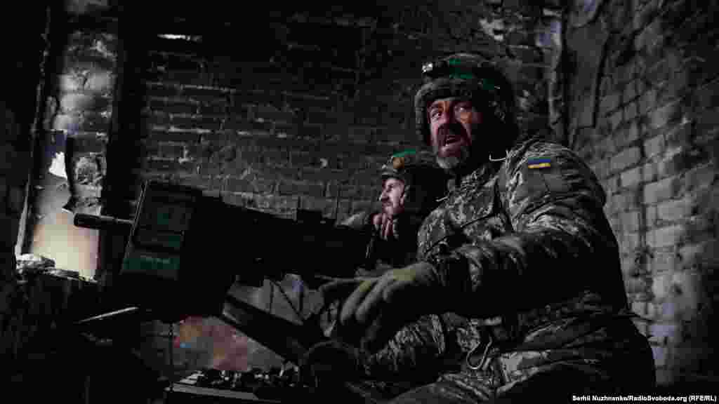 «Б'ємо та б'ємо їх, шакалів. Лізуть, як таргани з-за печі. Тут інакше ніяк. Тримаємо, що можемо. Що не можемо, теж тримаємо. Тримаємо все», – каже військовий Юрій коротко про ситуацію 