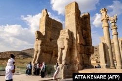 Туристы среди руин древнеперсидского города Персеполь на юго-западе Ирана, также известного как Чехель Менар ("Город ста колонн"). Май 2024 года