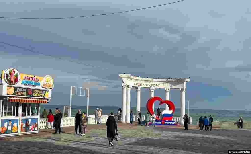 Главное «сердечко» с российским «триколором» разместили прямо под ротондой