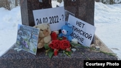 Стихийный антивоенный мемориал в Казани, 24 февраля 2023 года