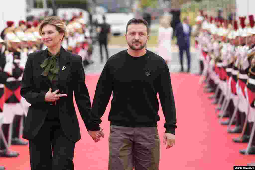 Президент України Володимир Зеленський разом із дружиною Оленою прибув на міжнародну пам’ятну церемонію в Омага-Біч. Зеленський, запрошений Макроном, зустрінеться із західними лідерами під час святкування «Дня Д» у надії отримати більше допомоги від Заходу на тлі нового наступу РФ на сході України