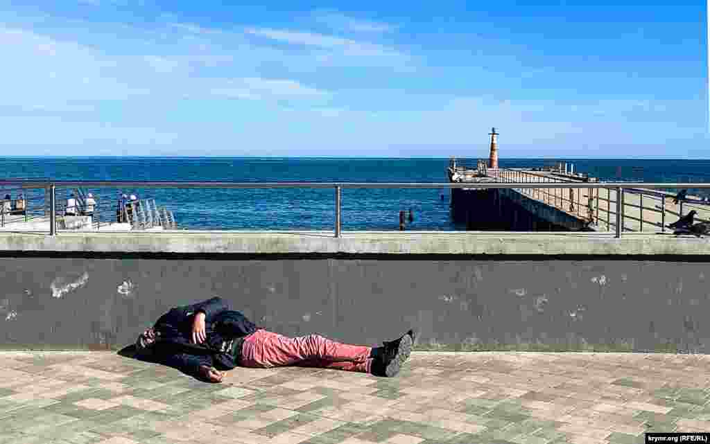Просто «уснувший» мужчина под парапетом, набережная Алушты