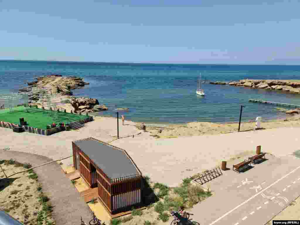 На пляже оборудованы площадки для выступлений участников фестивалей «Таврида-АРТ», июль 2024 г., восточный Крым