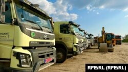 "Inkop" je 2022. godine zaradio oko 17,4 miliona evra. Na fotografji kamioni i mašine "Inkopa" na radilištu u Požarevcu, maj 2023.