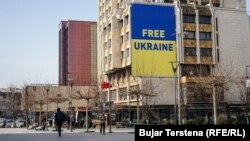Bilbordi ku shkruan "Liri për Ukrainën" shihet në qendër të Pristhinës. Fotografi nga arkivi.
