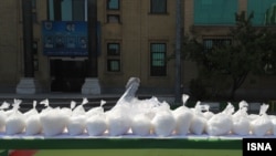 خبرهای مربوط به بازداشت تولیدکنندگان «شیشه» در رسانههای ایران در یک سال اخیر بسیار کمیاب شده است