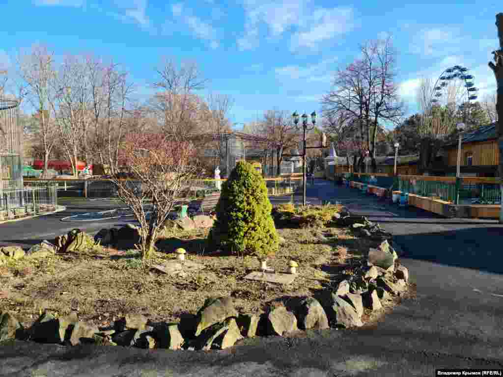 По территории зооуголка созданы ландшафтные «зеленые островки».