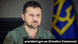 Володимир Зеленський додав, що Україна не може заморозити конфлікт, аби підготувати свої війська, тому що Росія також використає цей час