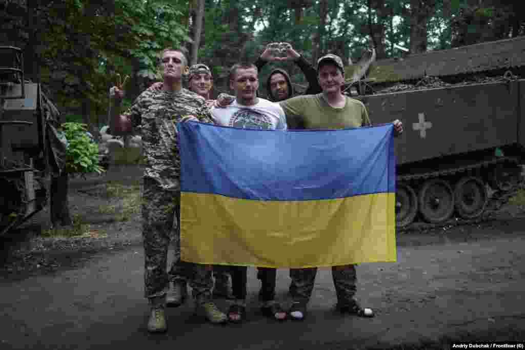 Рекрути фотографуються «на пам’ять» з українським прапором. Після в’язниці та малорухомого способу життя фізичний стан у багатьох рекрутів – не найліпший. Тому вони багато часу проводять на спортмайданчику