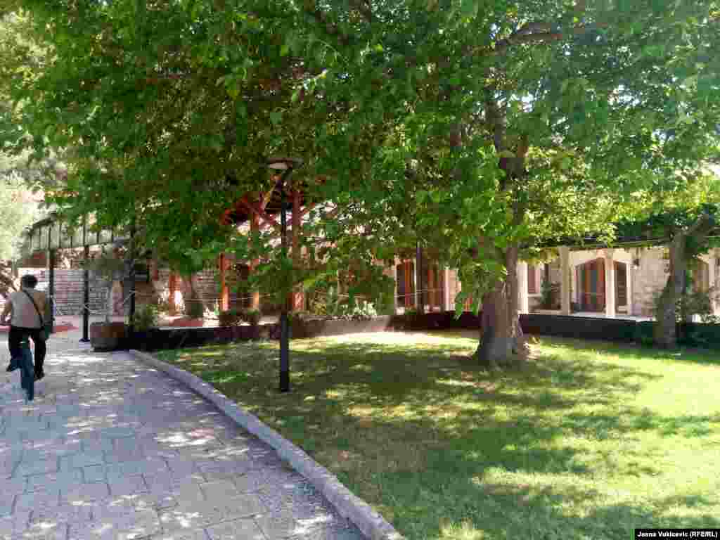 Ugostiteljski objekti i poslovni prostori na prilazu grad-hotelu takođe ne rade. Nema naznaka da će se otvarati Nobu restoran iz najpoznatijeg lanaca japanske kuhinje na svijetu čiji je jedan od vlasnika Robert de Niro, a koji je na Svetom Stefanu otvoren 2016. godine. I poznati višedecenijski brend lokalne i mediteranske kuhinje "Pod maslinom" je zatvoren.  